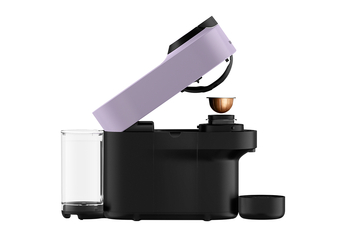 Απεικονίζεται η κάψουλα να τοποθετείται στη μηχανή.